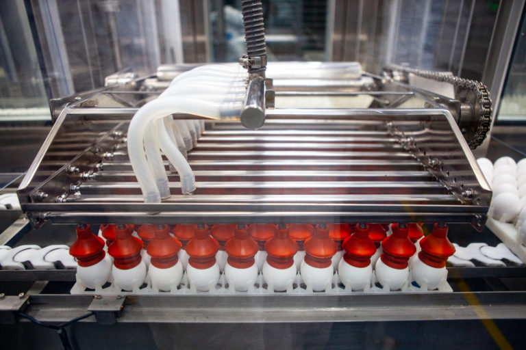 Granjas exclusivas, são o ponto de partida da matéria-prima para fabricação da ButanVac, a primeira vacina contra Covid-19 totalmente produzida no Brasil. 